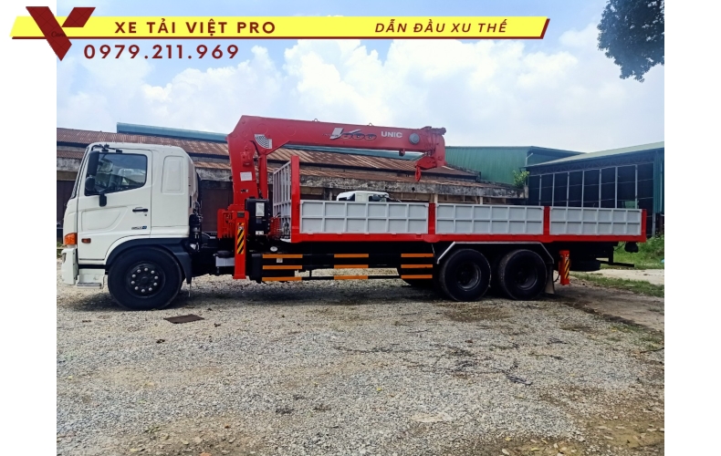 Xe tải Hino FM gắn cẩu Unic 8 tấn