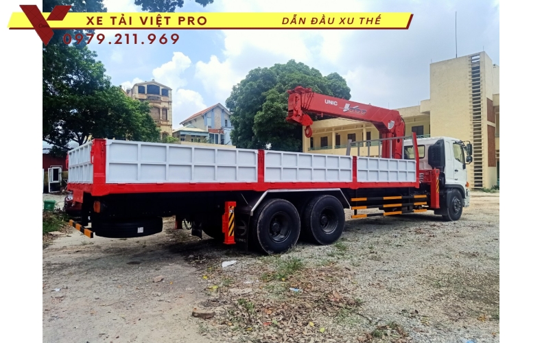 Xe tải Hino FM gắn cẩu Unic 8 tấn