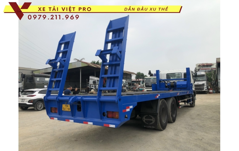 Xe hino FM 3 chân nâng đầu chở máy công trình giá bao nhiêu?