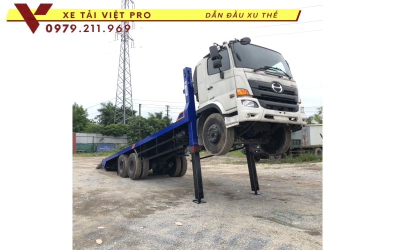 Xe hino FM 3 chân nâng đầu chở máy công trình giá bao nhiêu?