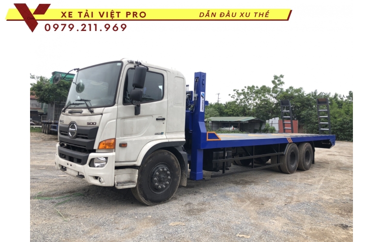 Xe hino FM 3 chân nâng đầu chở máy công trình giá bao nhiêu?