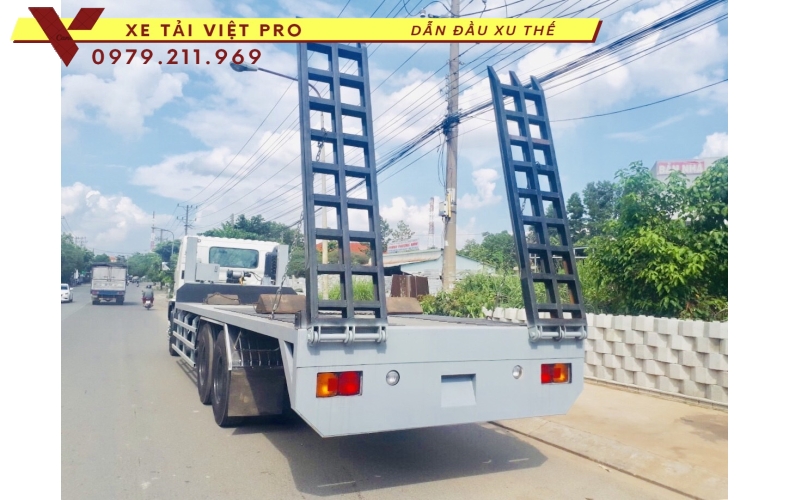 Xe hino FM 3 chân nâng đầu chở máy công trình giá bao nhiêu?