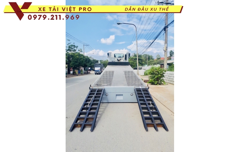 Xe hino FM 3 chân nâng đầu chở máy công trình giá bao nhiêu?