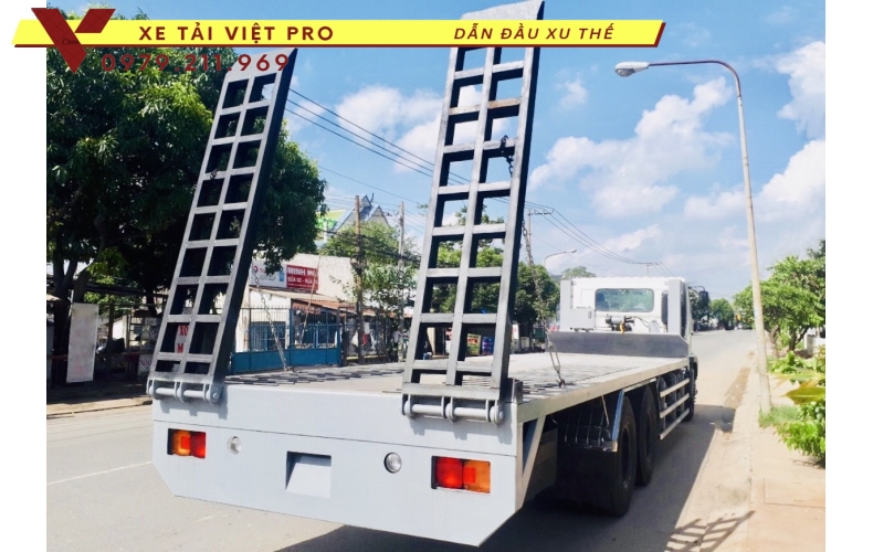Xe hino FM 3 chân nâng đầu chở máy công trình giá bao nhiêu?