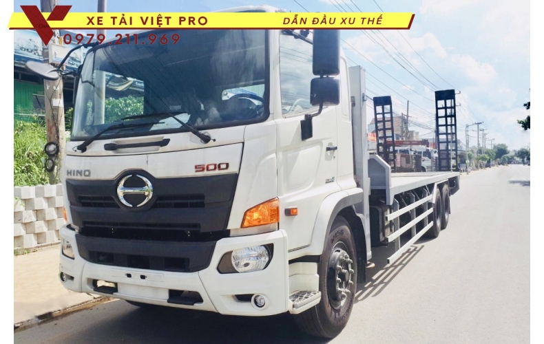 Xe hino FM 3 chân nâng đầu chở máy công trình giá bao nhiêu?