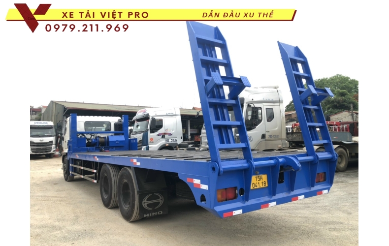Xe hino FM 3 chân nâng đầu chở máy công trình giá bao nhiêu?
