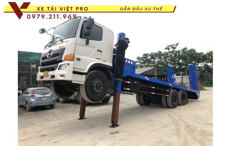 Xe hino FM 3 chân nâng đầu chở máy công trình giá bao nhiêu?