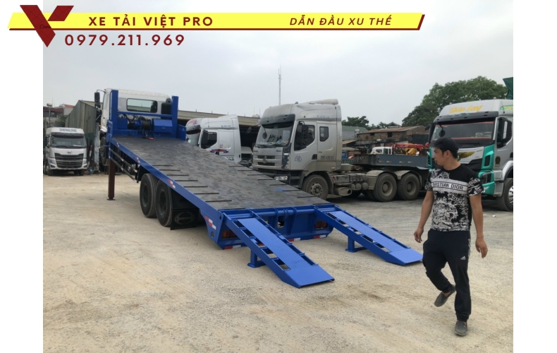 Xe hino FM 3 chân nâng đầu chở máy công trình giá bao nhiêu?
