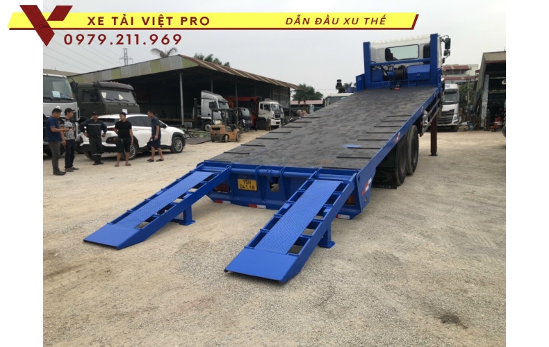 Xe hino FM 3 chân nâng đầu chở máy công trình giá bao nhiêu?