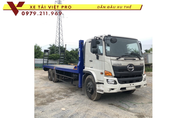 Xe hino FM 3 chân nâng đầu chở máy công trình giá bao nhiêu?