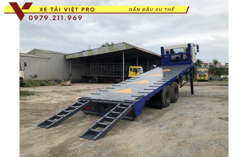 Xe hino FM 3 chân nâng đầu chở máy công trình giá bao nhiêu?