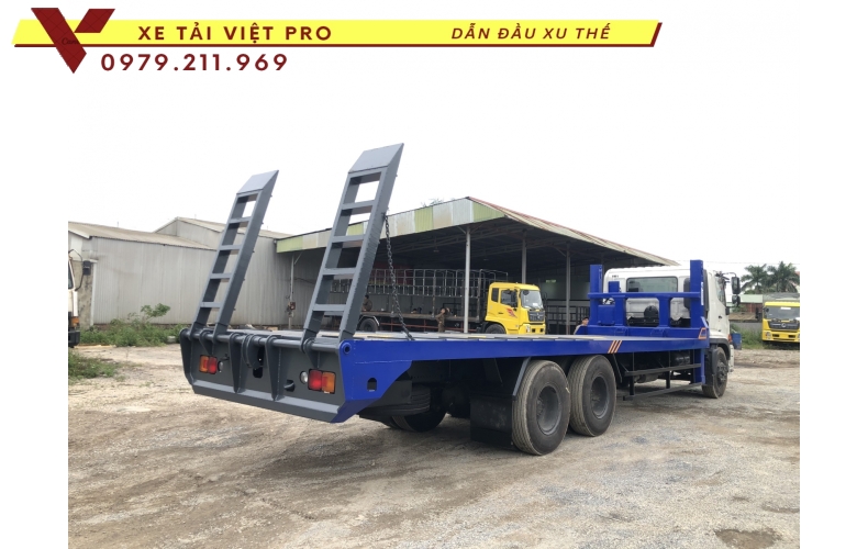 Xe hino FM 3 chân nâng đầu chở máy công trình giá bao nhiêu?