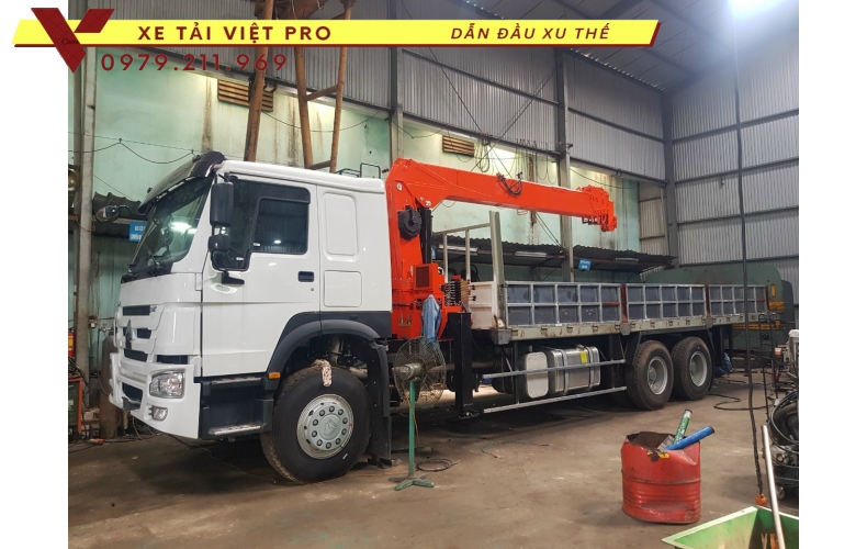 Xe tải Howo 3 chân gắn cẩu Kanglim 8t