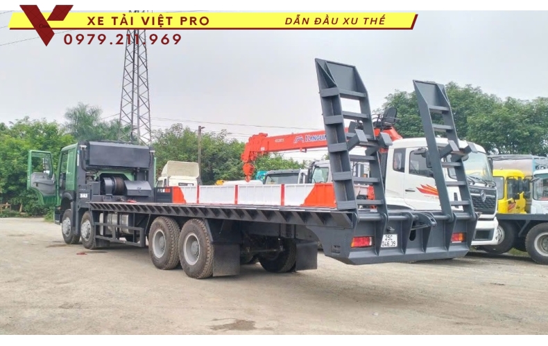 Có nên lựa chọn xe Howo 4 chân nâng đầu chở máy công trình không?