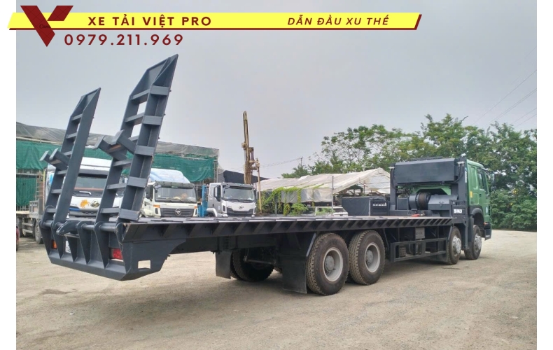 Có nên lựa chọn xe Howo 4 chân nâng đầu chở máy công trình không?