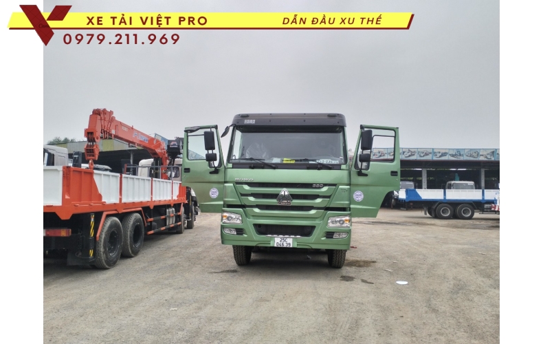 Có nên lựa chọn xe Howo 4 chân nâng đầu chở máy công trình không?