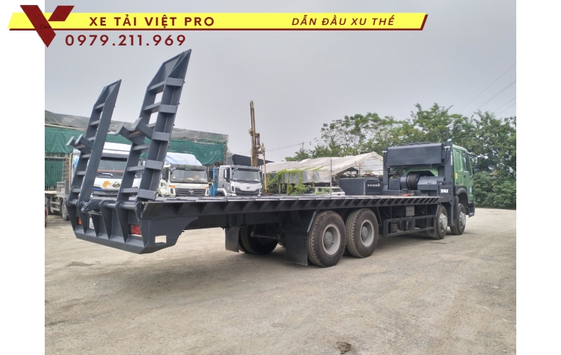 Có nên lựa chọn xe Howo 4 chân nâng đầu chở máy công trình không?