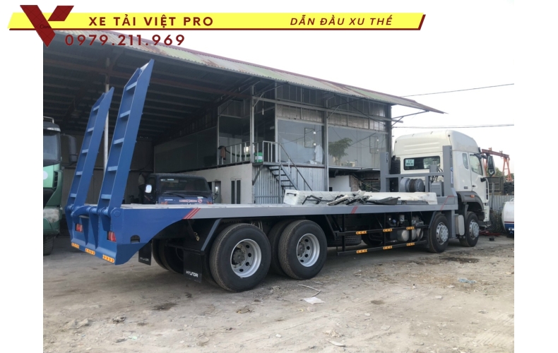 Xe tải Howo VX350 nâng đầu chở máy công trình giá bao nhiêu?