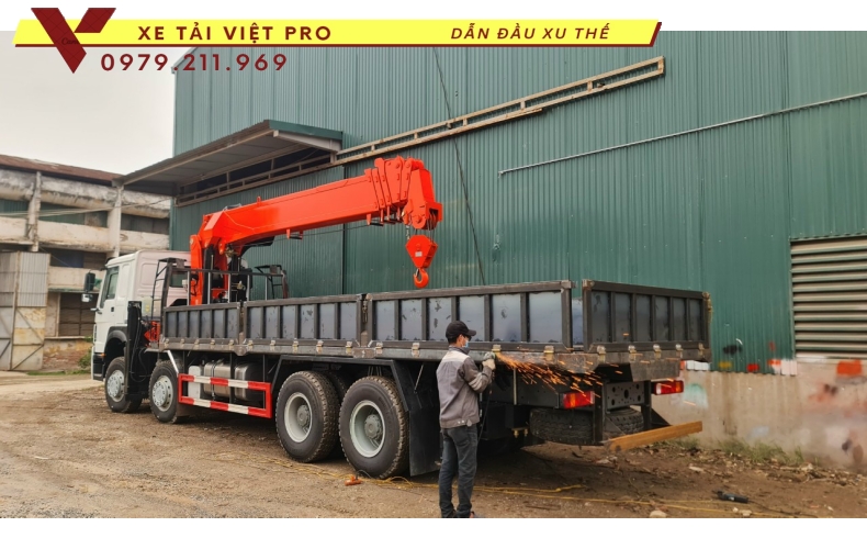 Xe tải Howo  4 chân gắn cẩu Kanglim 12 tấn