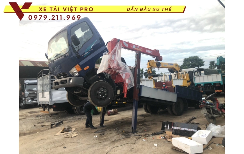 Giá xe tải Hyundai 110xl nâng đầu chở máy công trình bao nhiêu?