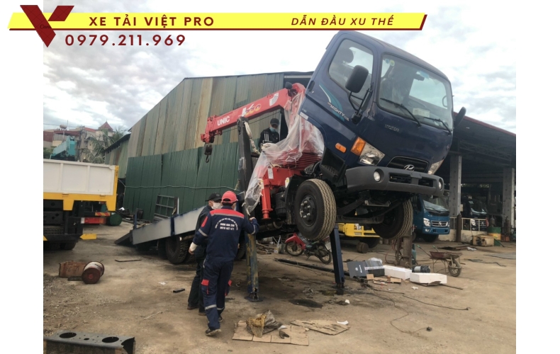 Giá xe tải Hyundai 110xl nâng đầu chở máy công trình bao nhiêu?