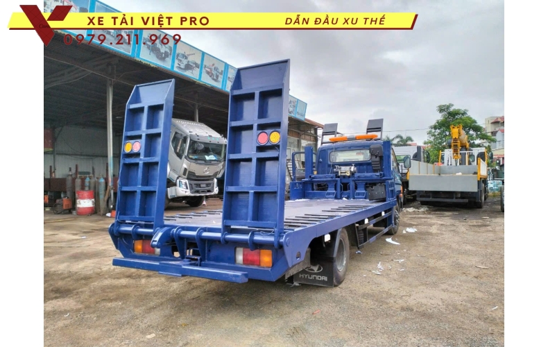 Giá xe tải Hyundai 110xl nâng đầu chở máy công trình bao nhiêu?