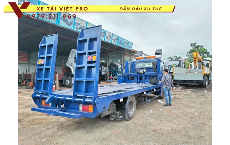 Giá xe tải Hyundai 110xl nâng đầu chở máy công trình bao nhiêu?