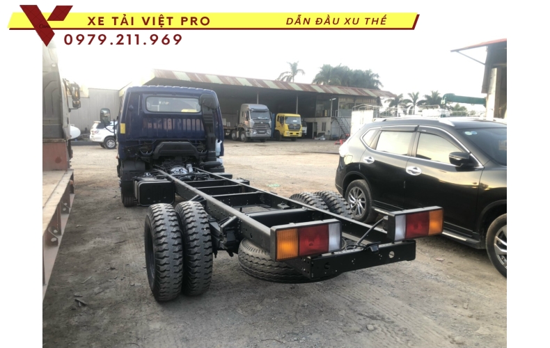 Giá xe tải Hyundai 110xl nâng đầu chở máy công trình bao nhiêu?