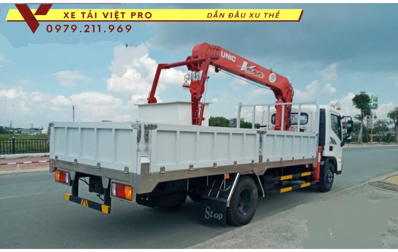 Xe tải Hyundai EX8L gắn cẩu Unic 3 tấn