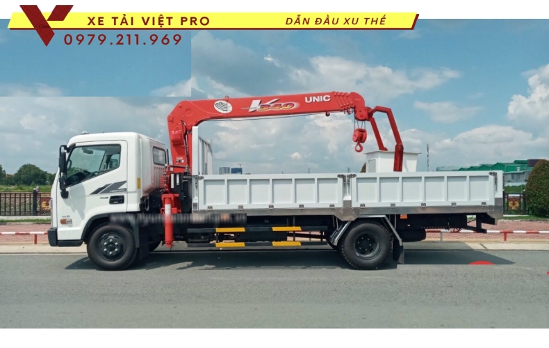 Xe tải Hyundai EX8L gắn cẩu Unic 3 tấn