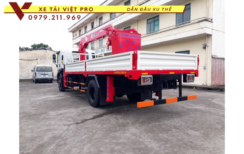 Xe tải 3 chân isuzu gắn cẩu Unic 8 tấn