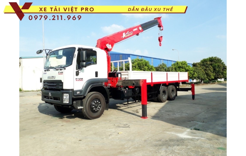 Xe tải 3 chân isuzu gắn cẩu Unic 8 tấn