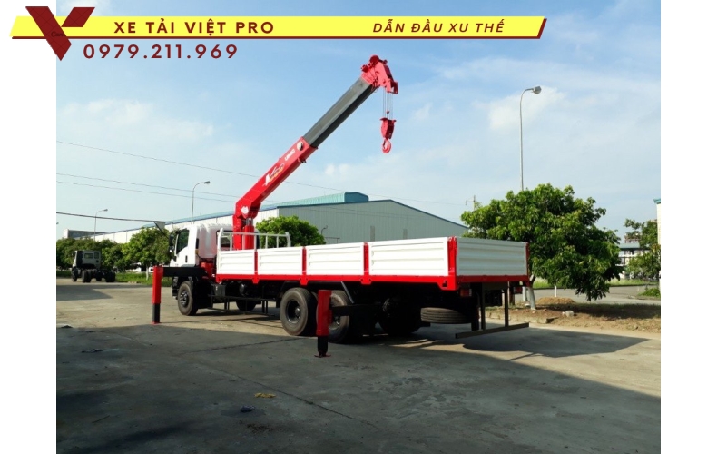 Xe tải 3 chân isuzu gắn cẩu Unic 8 tấn