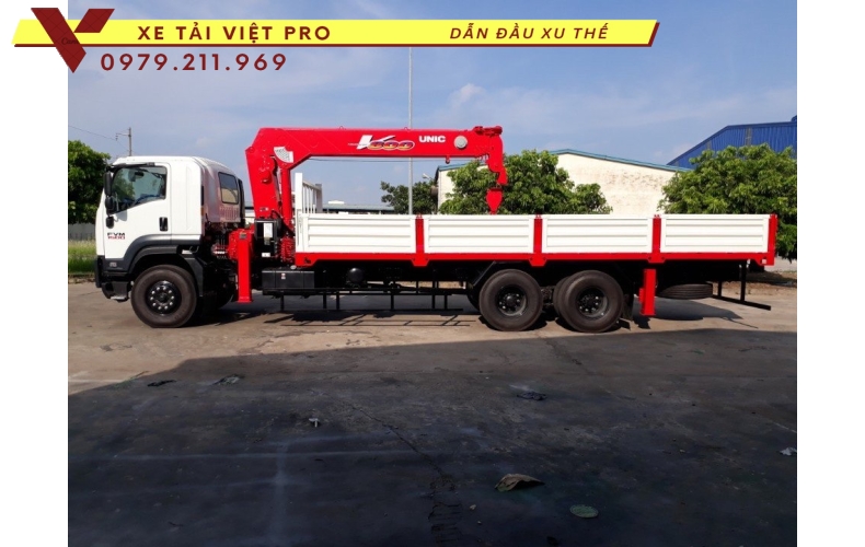 Xe tải 3 chân isuzu gắn cẩu Unic 8 tấn