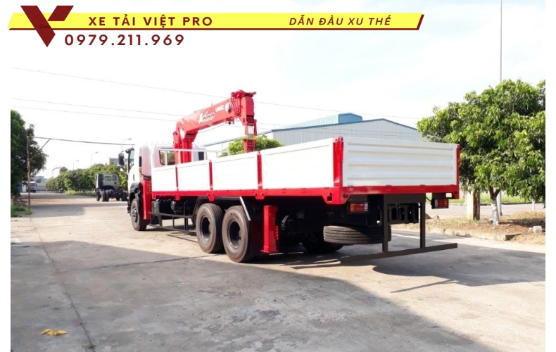 Xe tải 3 chân isuzu gắn cẩu Unic 8 tấn