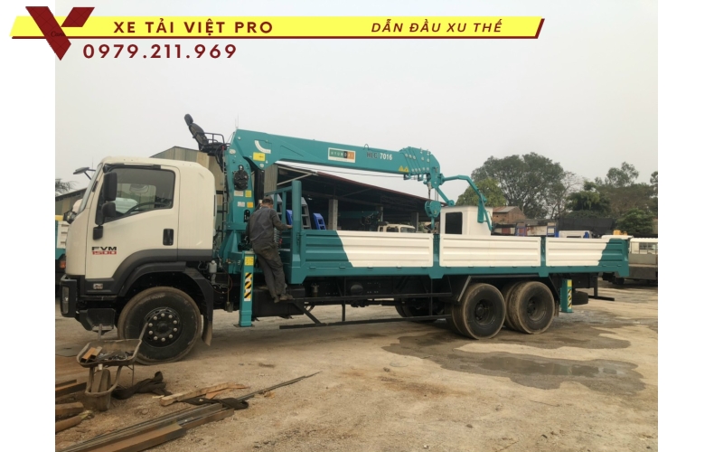 Xe Isuzu 3 chân gắn cẩu Hyundai 7 tấn