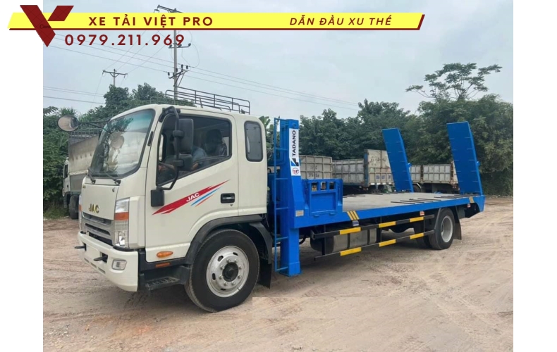 Xe tải JAC N900 nâng đầu chở máy công trình có giá bao nhiêu?