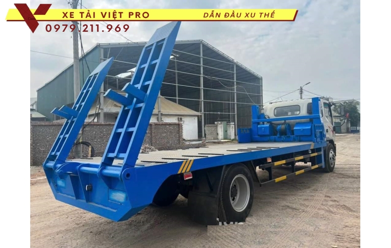 Xe tải JAC N900 nâng đầu chở máy công trình có giá bao nhiêu?