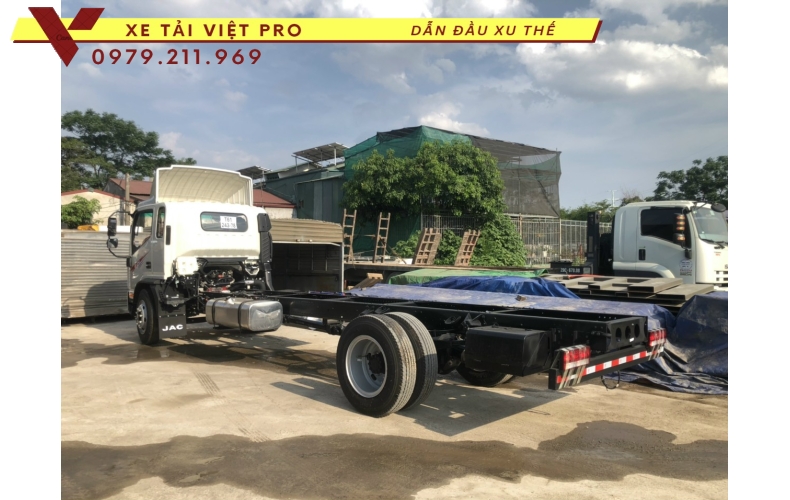 Xe tải JAC N900 nâng đầu chở máy công trình có giá bao nhiêu?