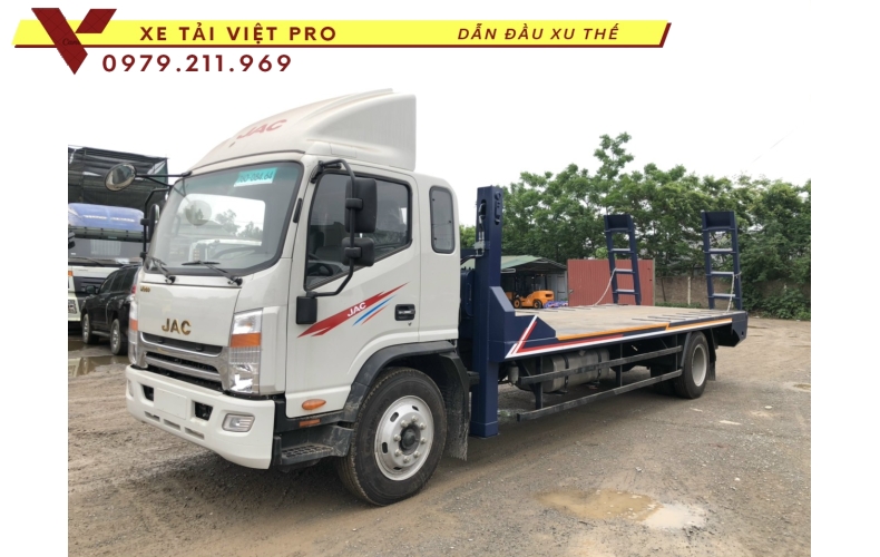 Xe tải JAC N900 nâng đầu chở máy công trình có giá bao nhiêu?