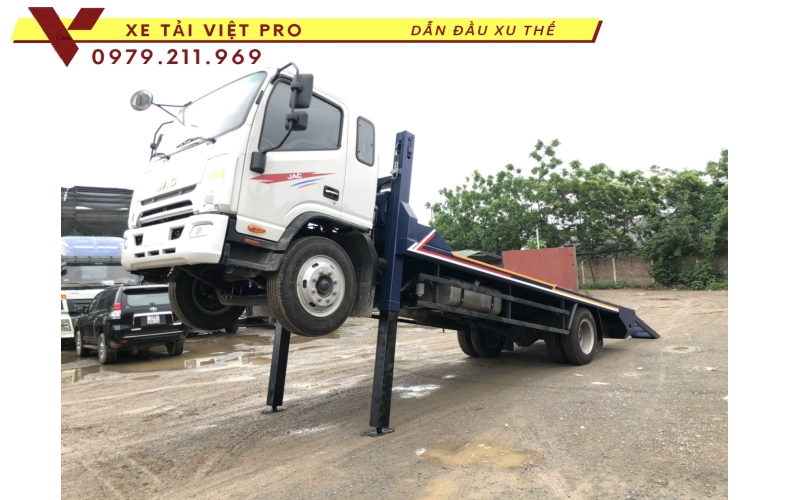 Xe tải JAC N900 nâng đầu chở máy công trình có giá bao nhiêu?