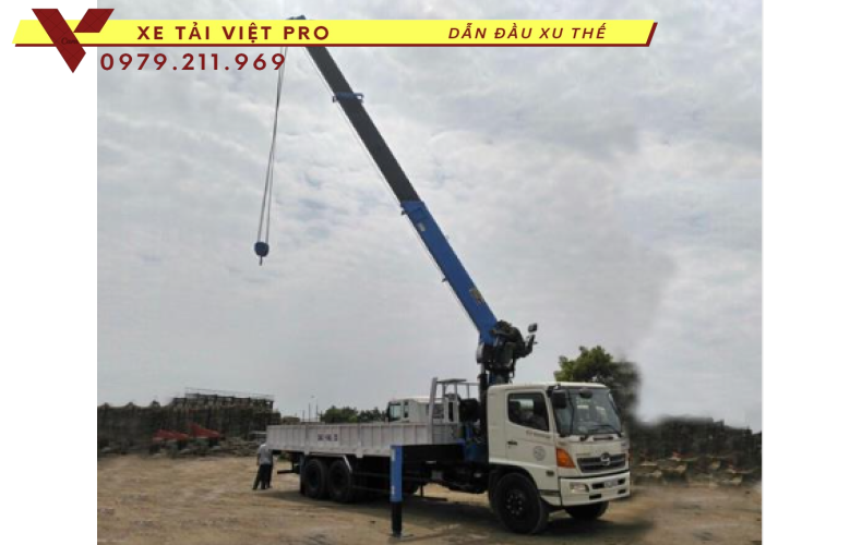 Xe tải Hino 3 chân gắn cẩu Dongyang 8 tấn