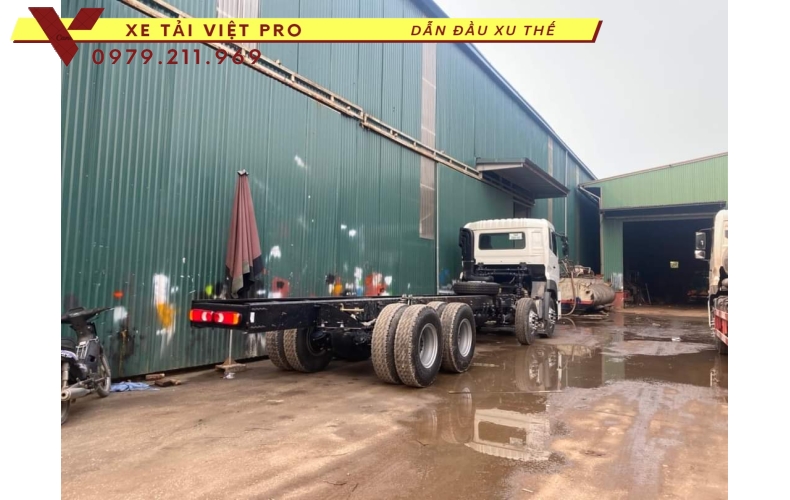 Xe tải UD trucks 4 chân gắn cẩu Kanglim 12 tấn