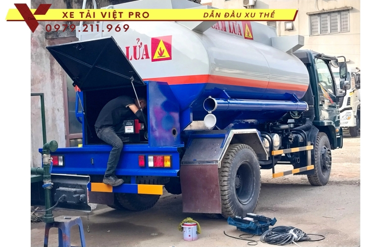 Thông số kỹ thuật và báo giá xe Forland 2 cầu téc chở xăng dầu mới nhất